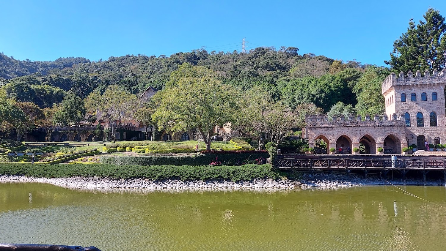 仿歐洲城堡建築與湖畔花園景觀