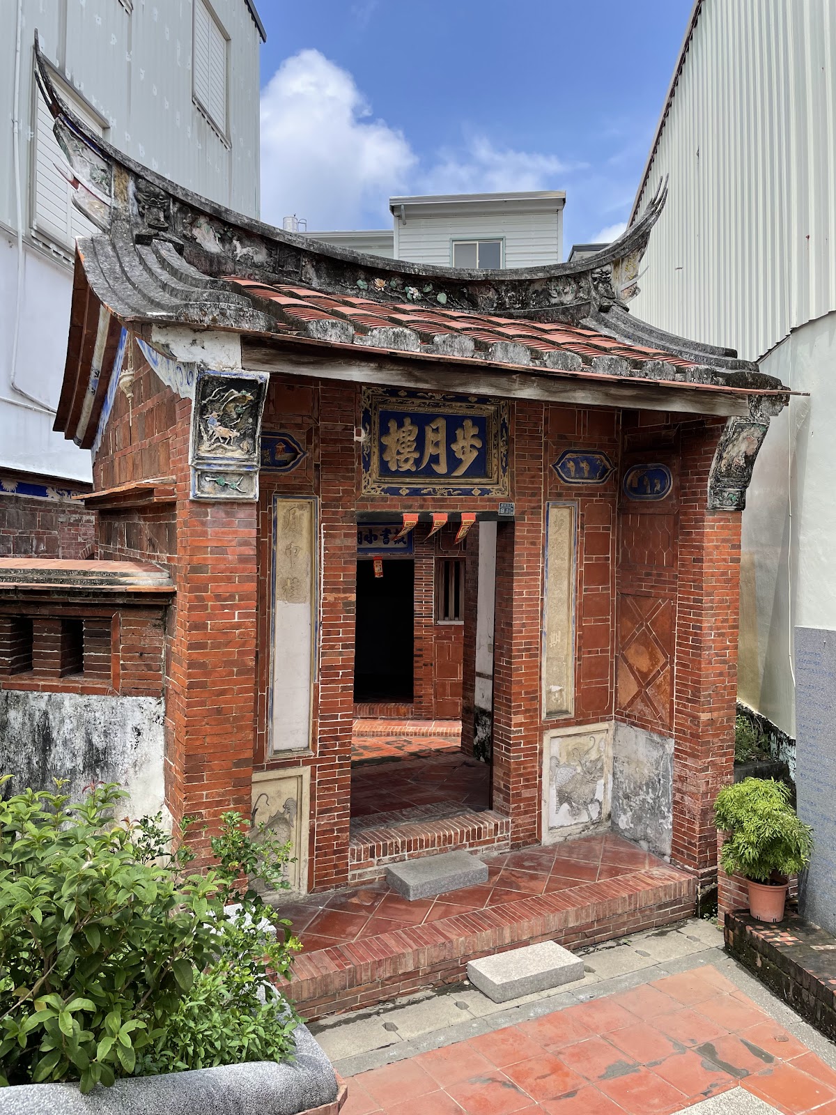 步月樓紅磚入口，佳冬蕭家古厝客家建築
