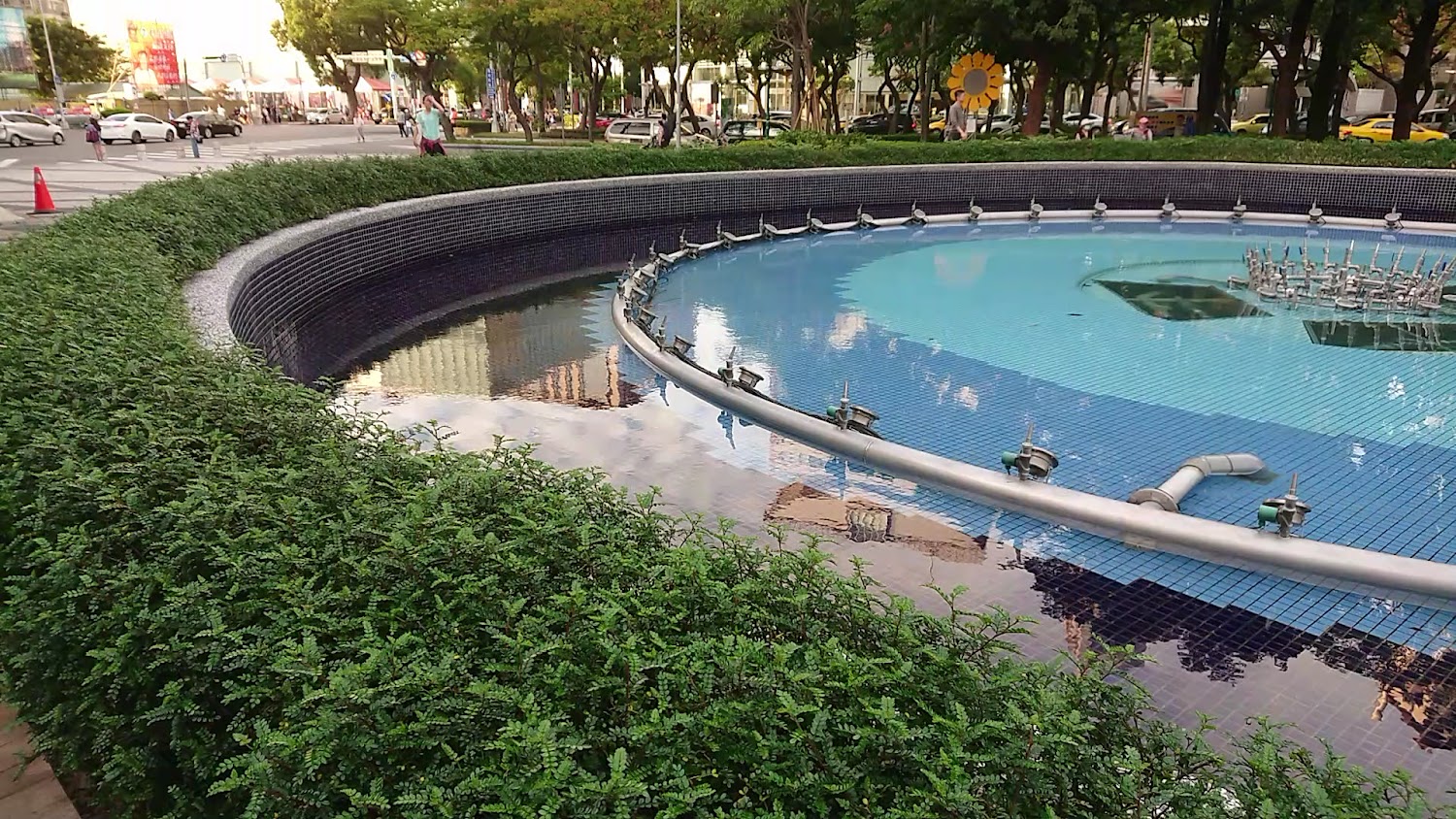 音樂水舞燈光秀白天景觀與周邊街景