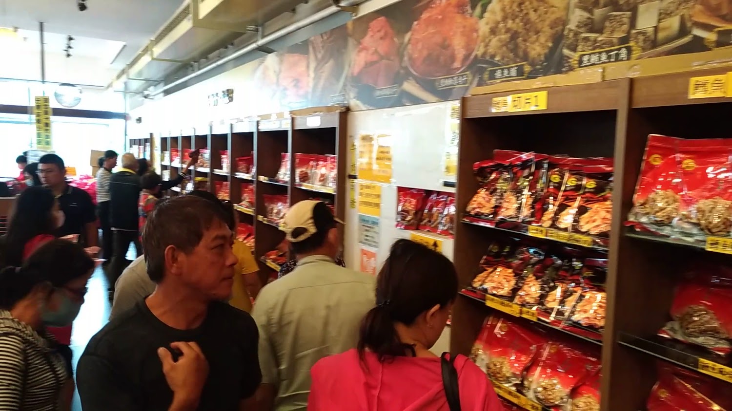 垂坤苑裡總店店內零食陳列與人潮