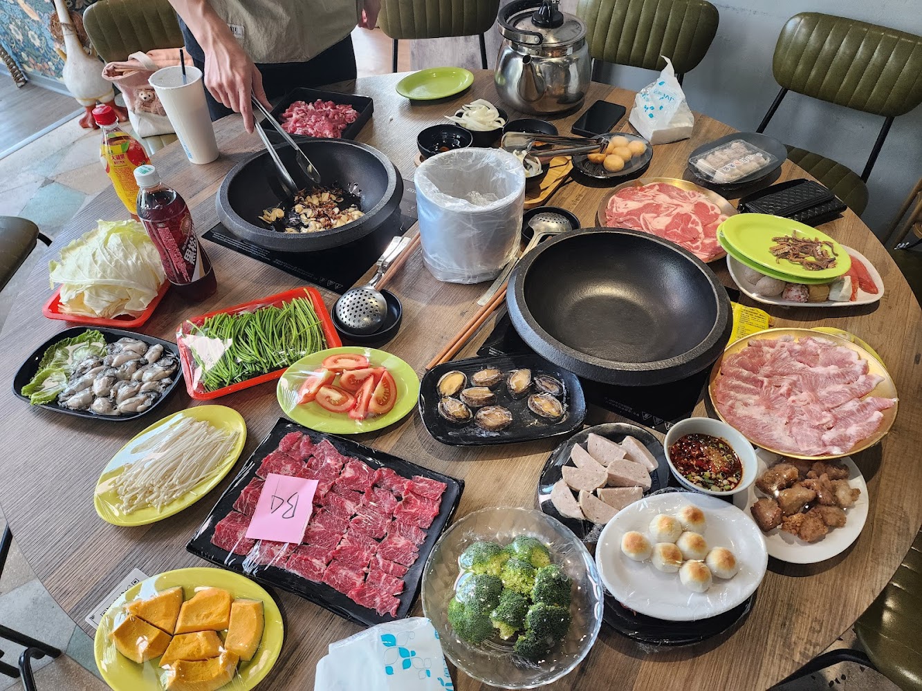 彩虹灣餐飲石頭火鍋食材豐富