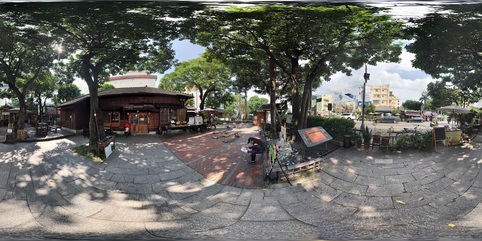 雲林故事館廣場全景，樹木環繞紅磚步道