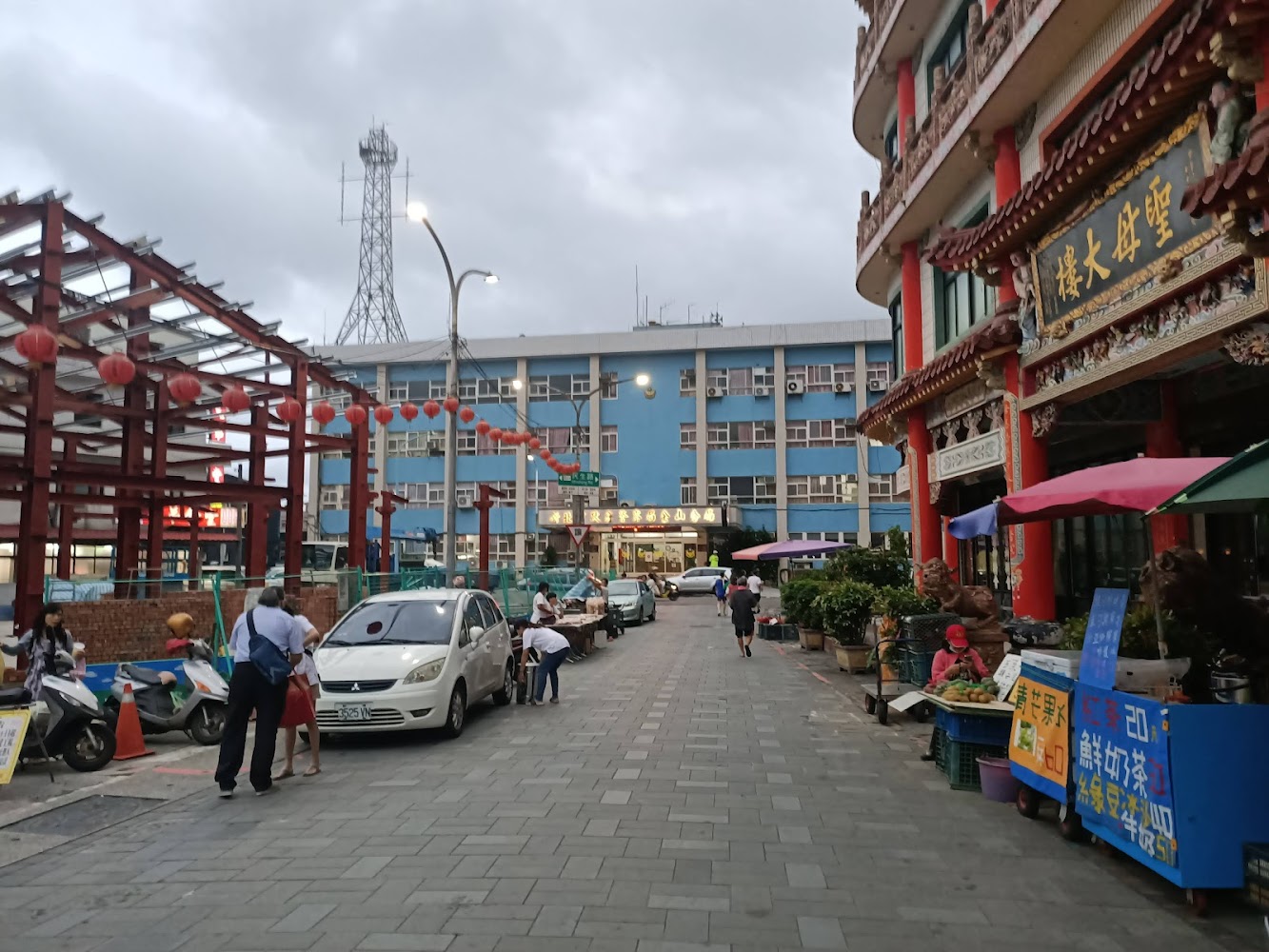 寺廟旁街道與攤販機車景象