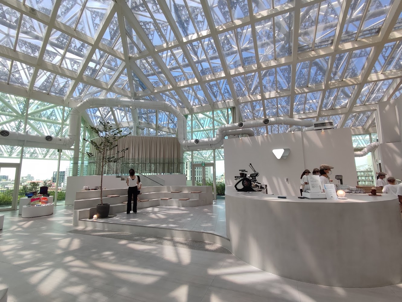 臺南市美術館館內明亮咖啡廳空間