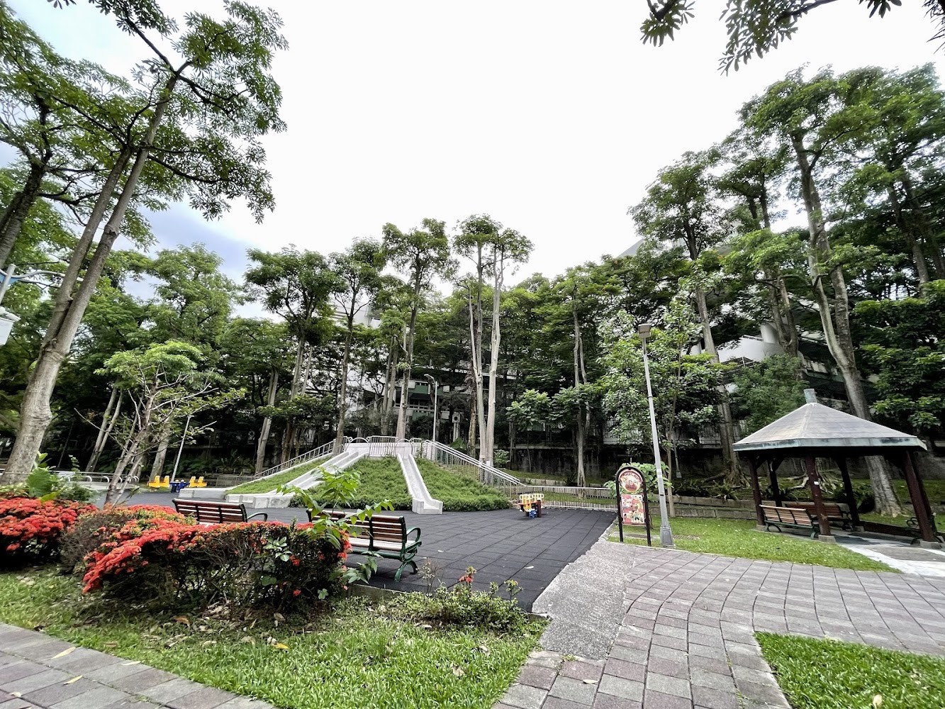 紫陽公園有溜滑梯鞦韆與涼亭