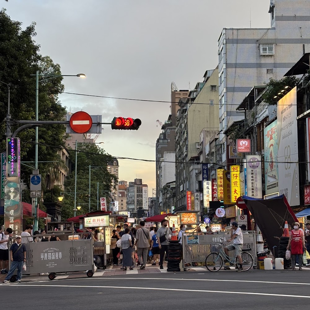 夜市街道整體景觀與兩旁店家招牌