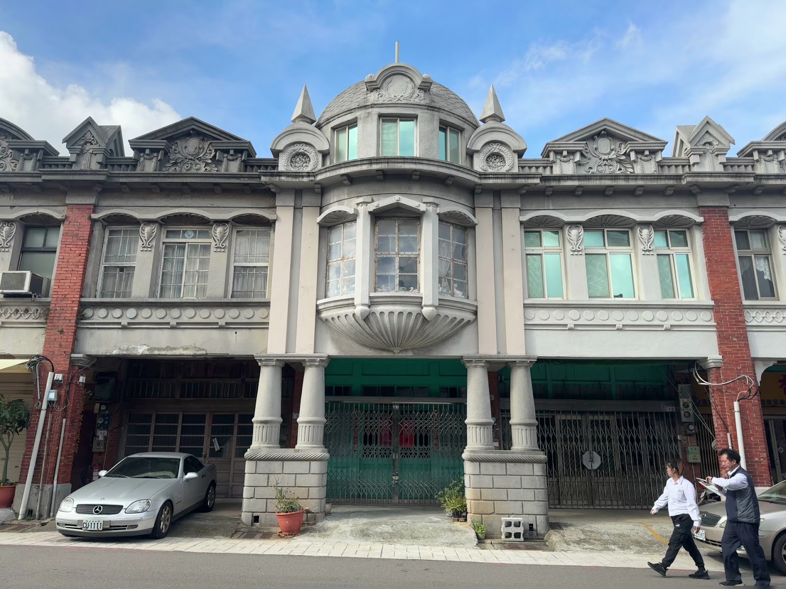 富岡老街百年巴洛克建築圓頂藍天白雲行人經過