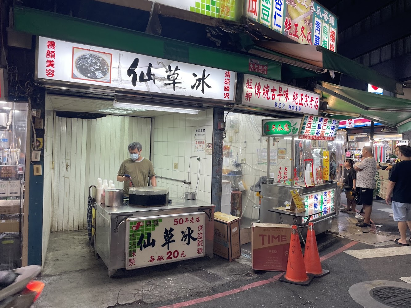 梧州街夜市甜品老店與排隊人龍