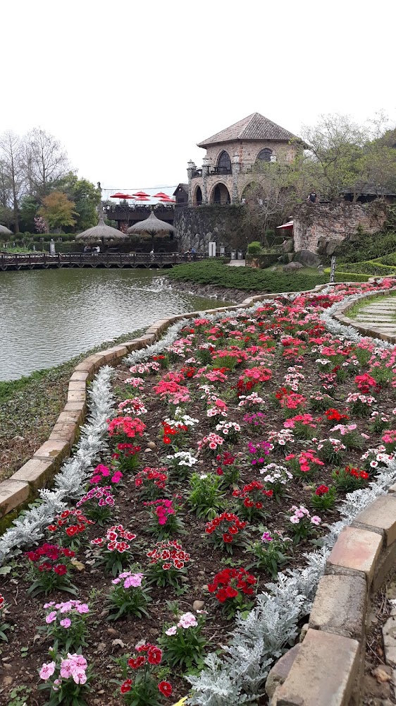 湖畔花園與石造建築紅色陽傘