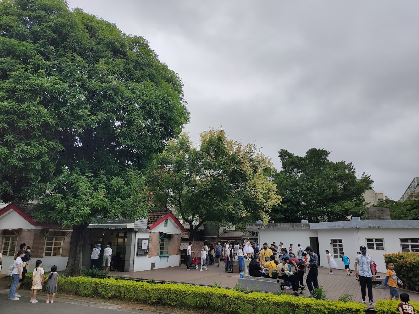 馬祖新村戶外休憩空間與人群活動畫面