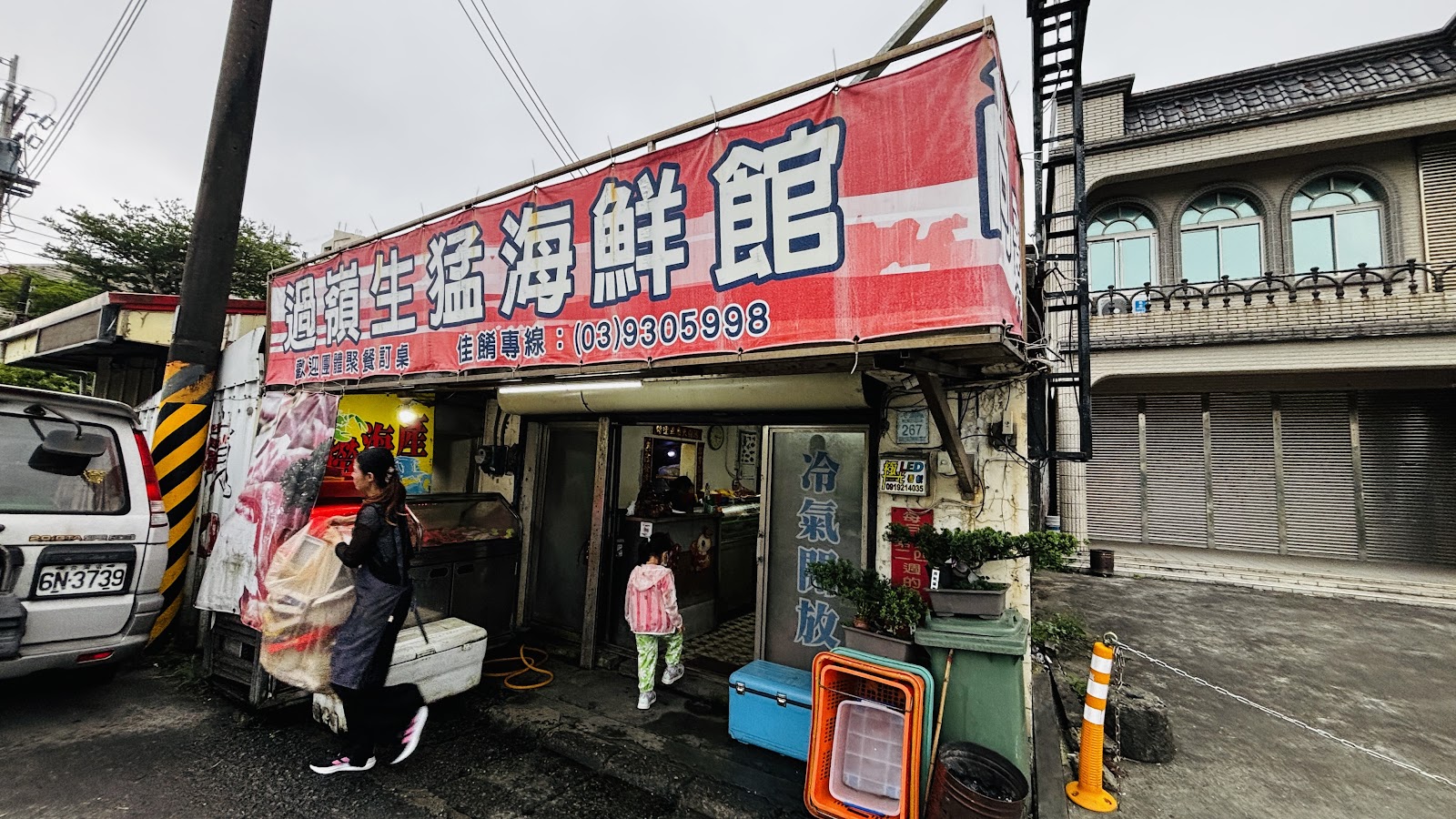 過嶺生猛海鮮館外觀紅色大招牌,宜蘭壯圍海鮮餐廳推薦