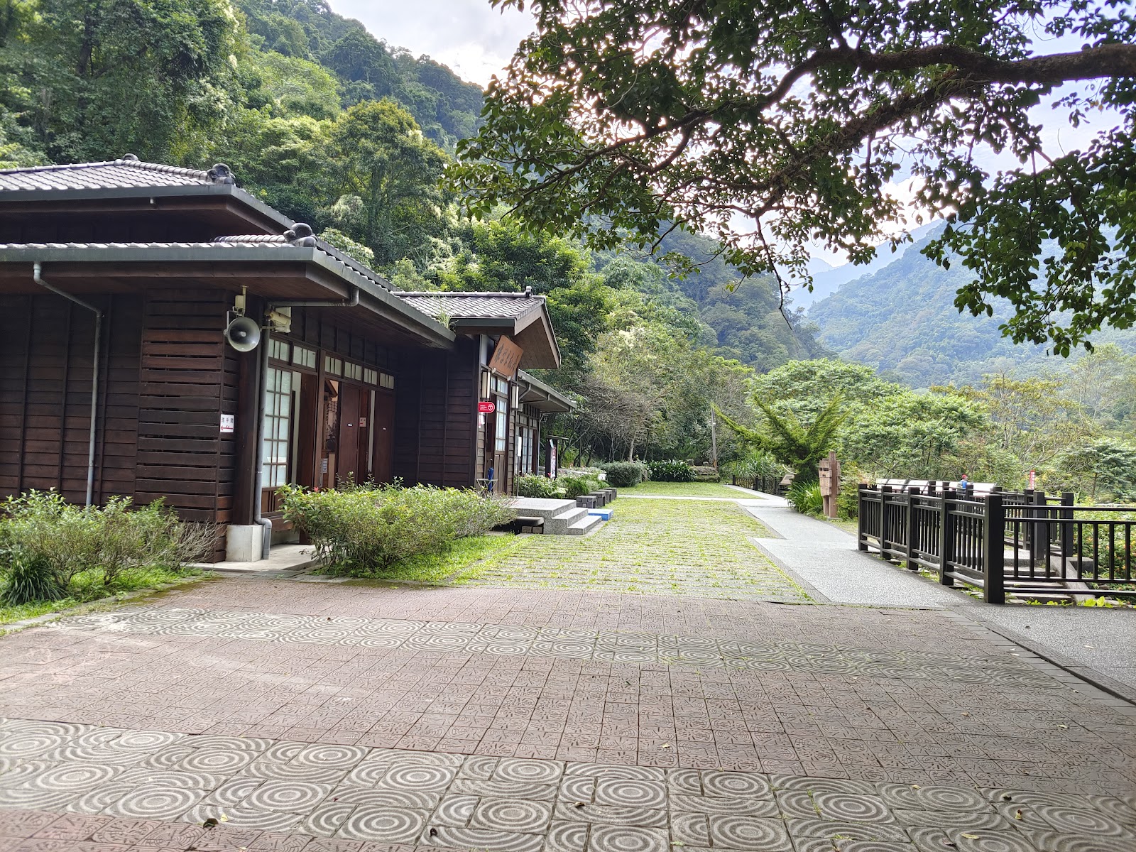 張學良故居側面廊道，五峰清泉部落景點