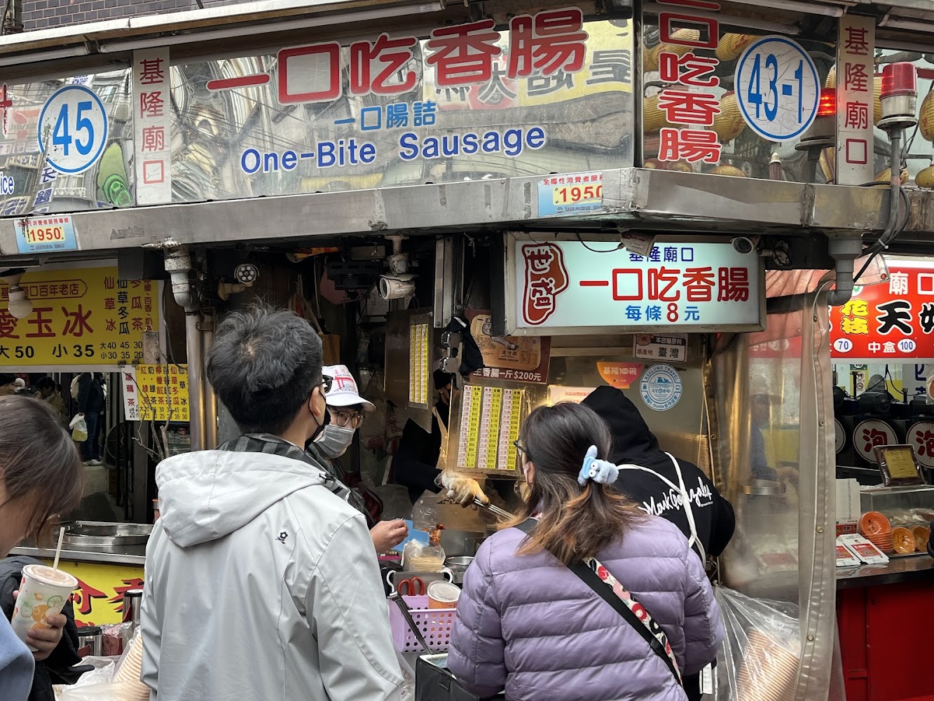 世盛一口吃香腸攤位