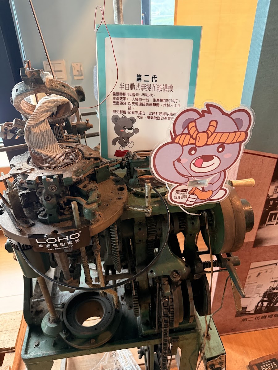 樂活博物館館內第二代半自動式無撚花繡機展示