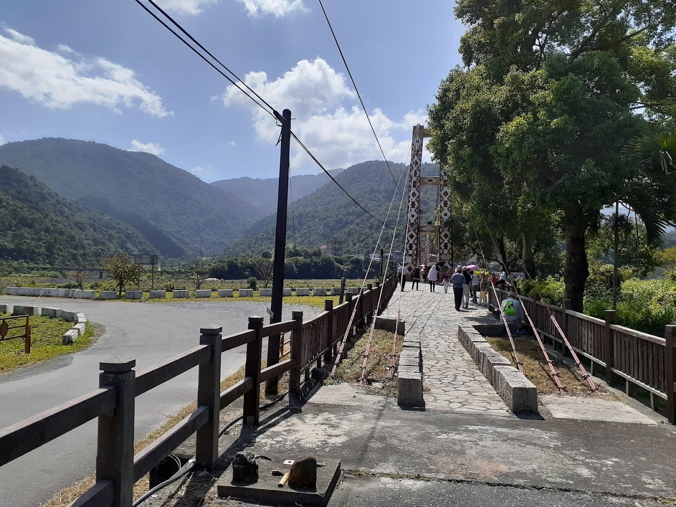 山區吊橋與藍天群山