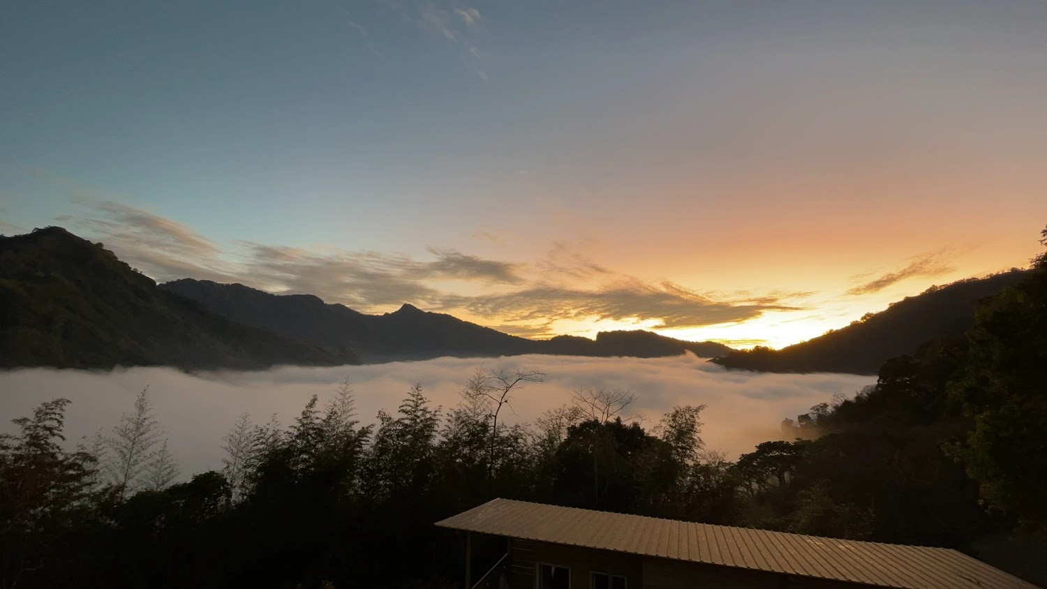 日出山脈與雲海景色