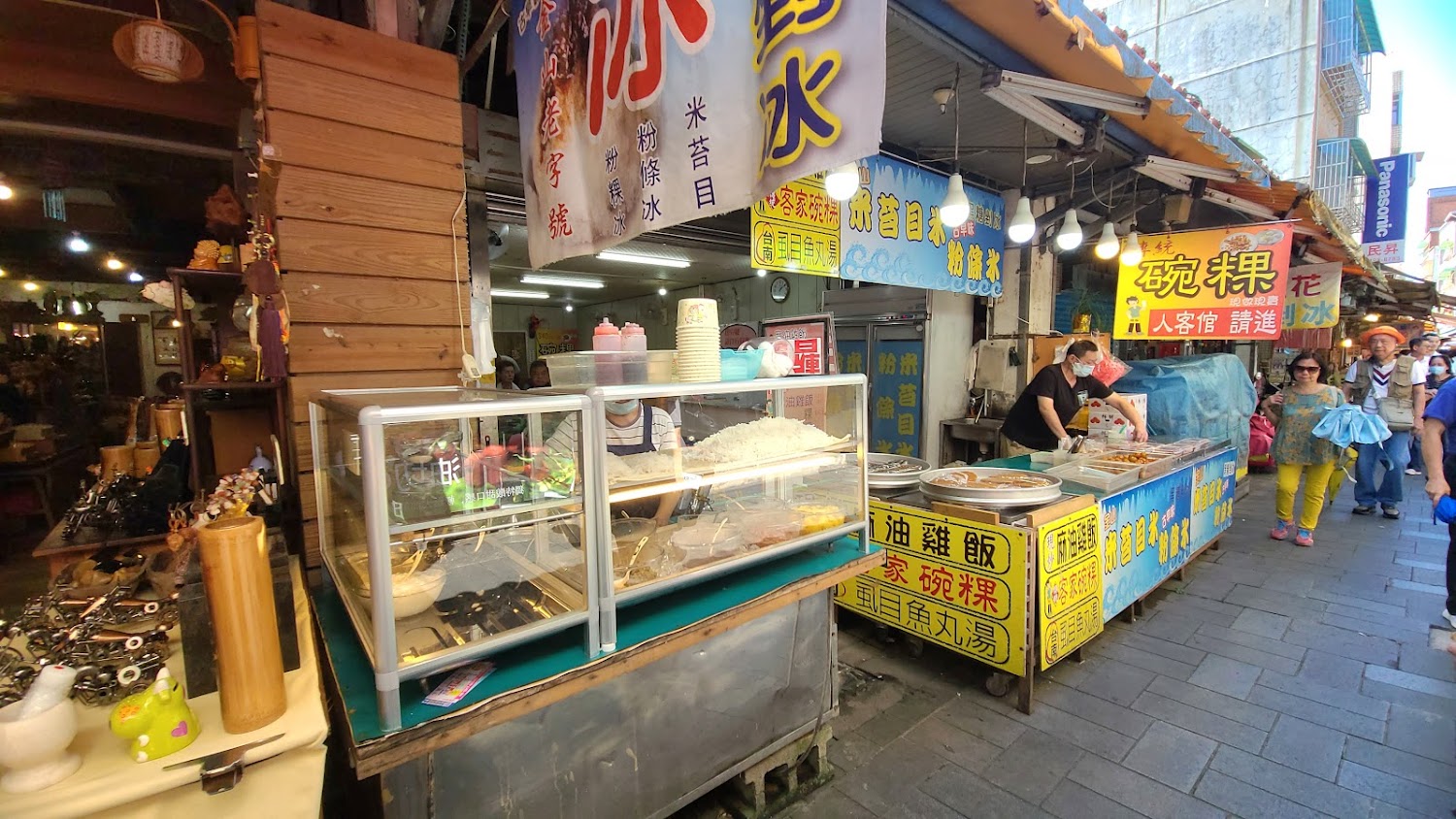 老街甜品攤販售刨冰米苔目與粉條冰