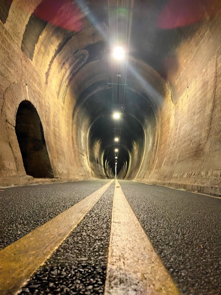 九號隧道內部有燈光與柏油路面
