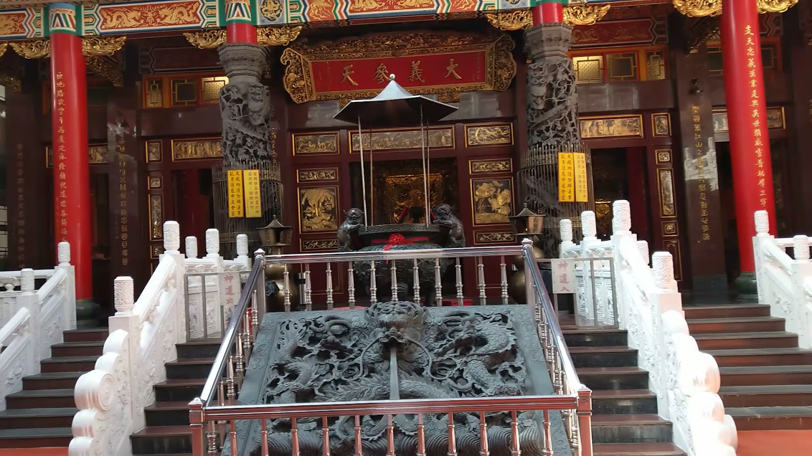關廟山西宮大殿匾額與香爐,莊嚴肅穆的信仰空間