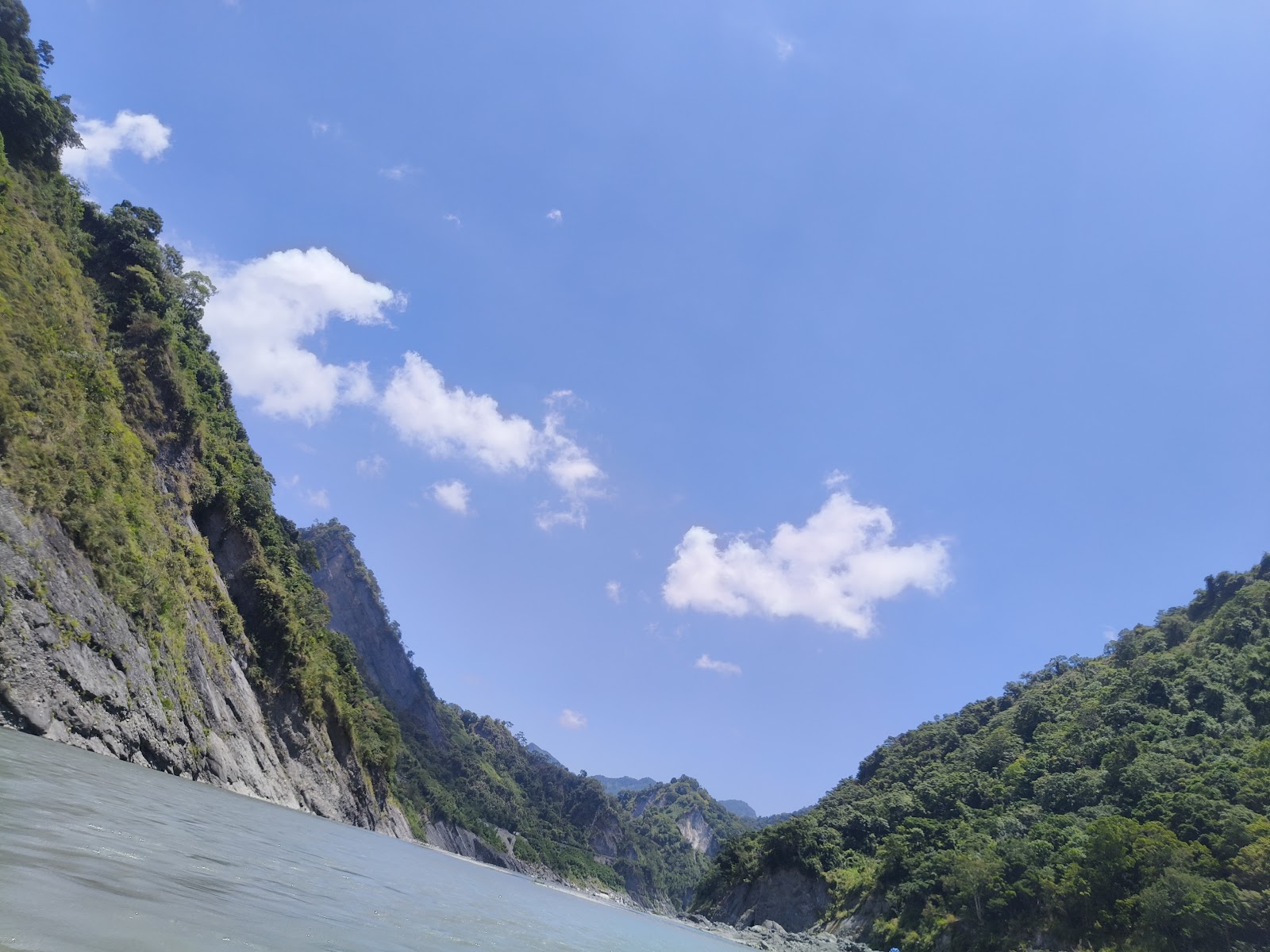 秀姑巒溪峽谷視角，兩側峭壁翠綠，河水清澈藍天