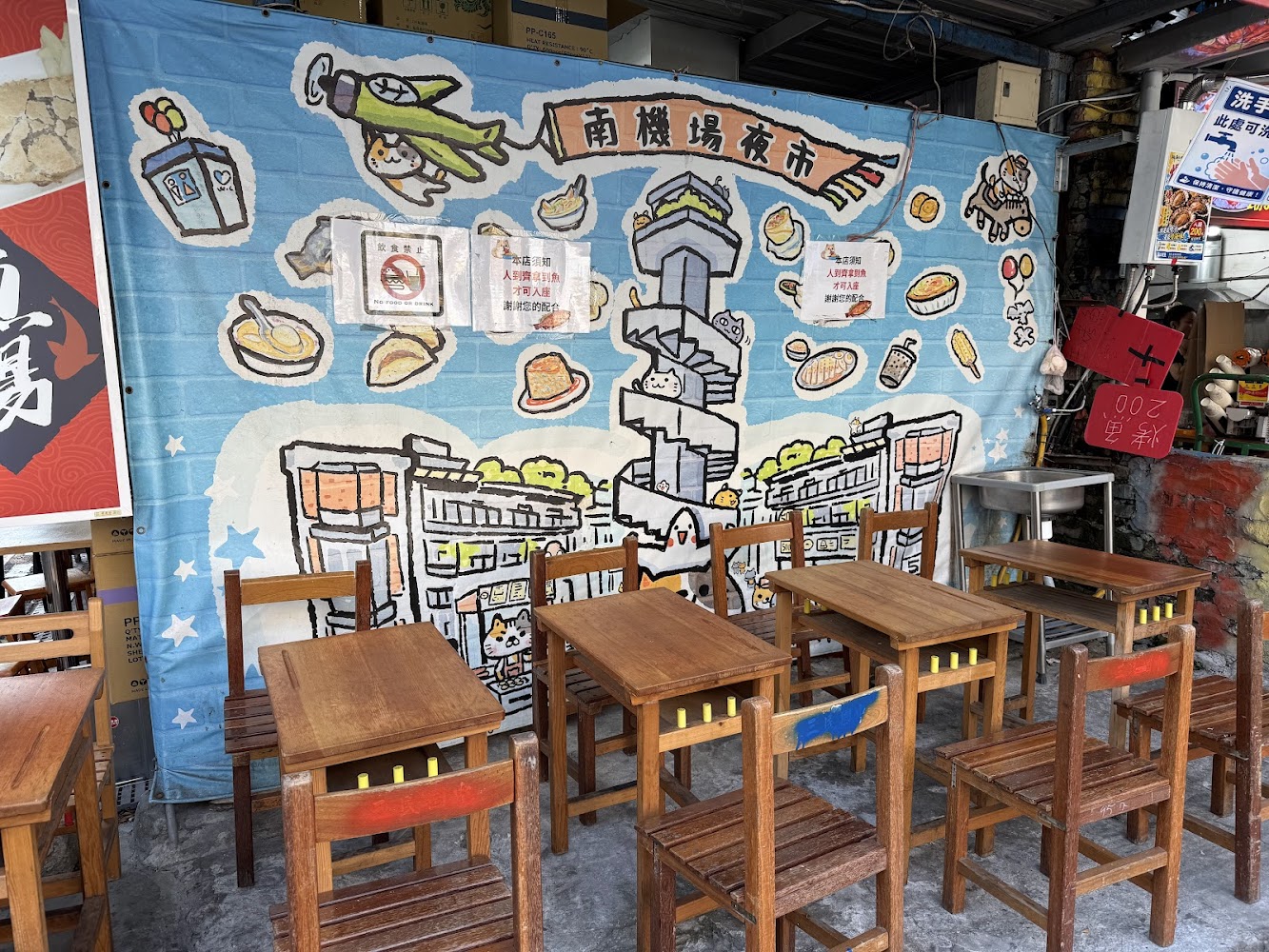 南機場夜市戶外用餐區與手繪布幕