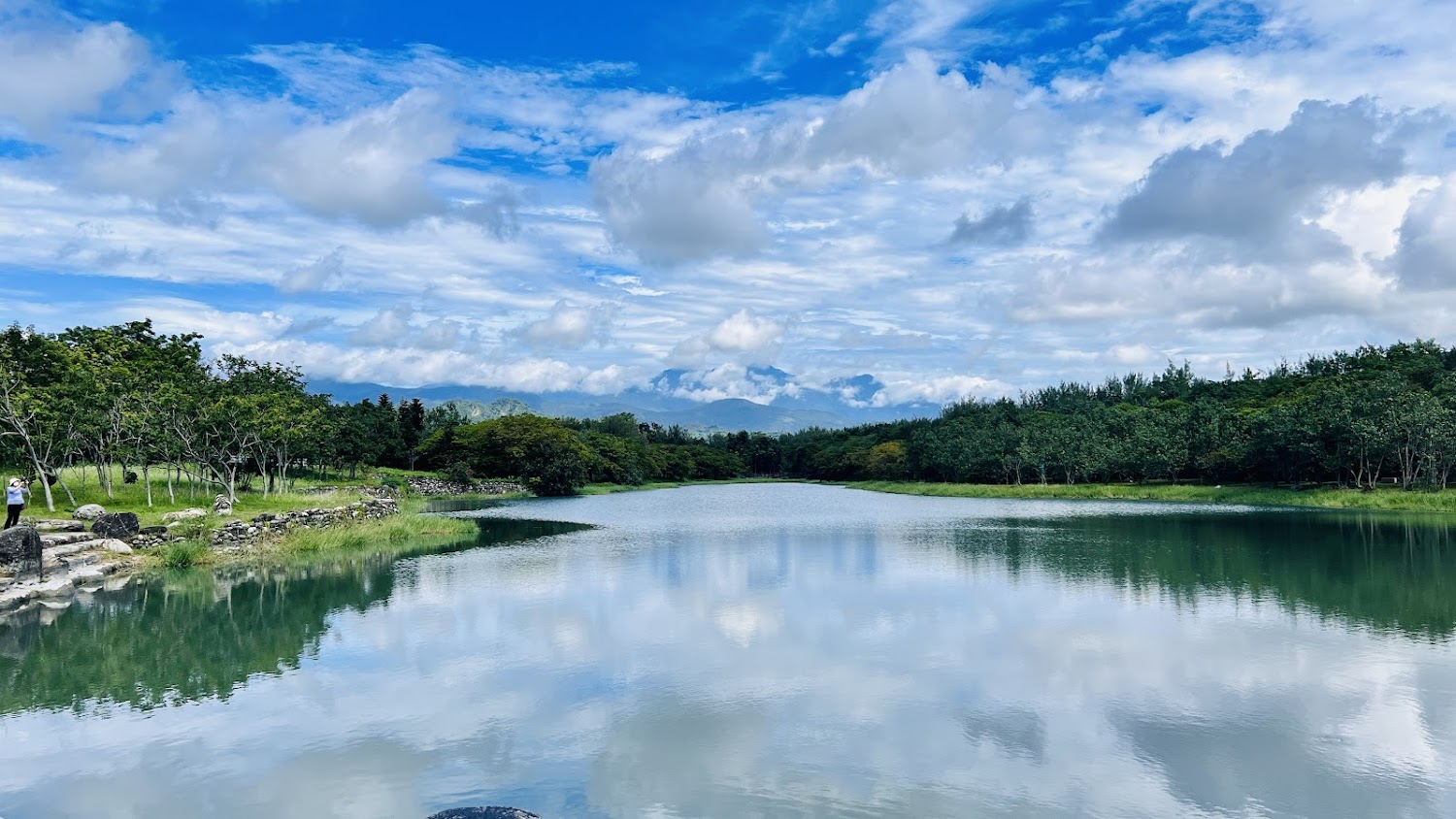 臺東森林公園湖泊與藍天倒影