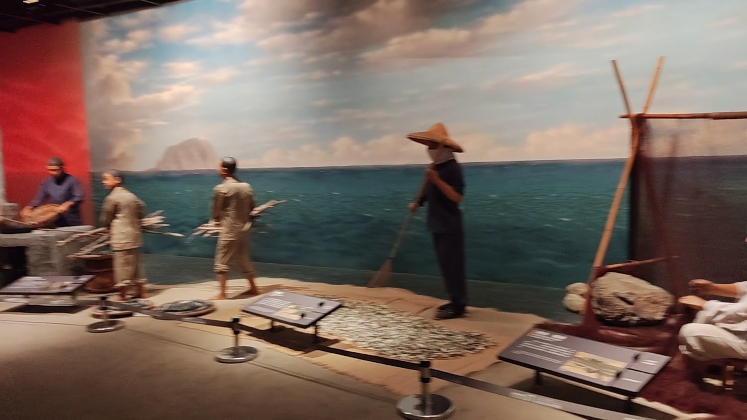 區域探索館漁村生活展示與人物模型