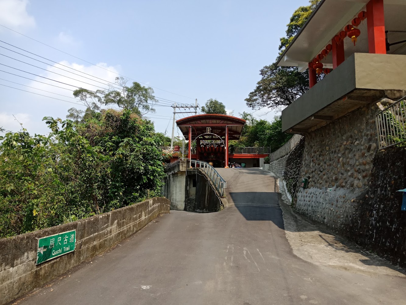 屈尺古道山路入口與兩側石牆景觀