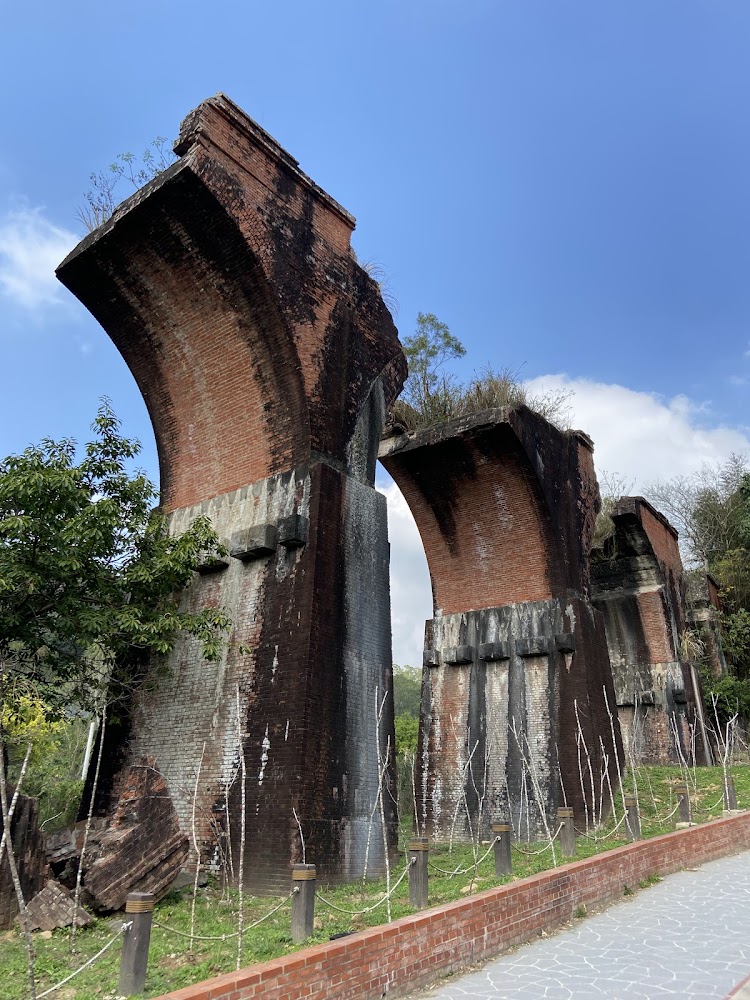 龍騰斷橋拱橋遺跡與藍天白雲景觀