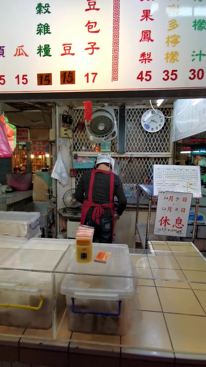花蓮吉安黃昏市場各式小吃美食