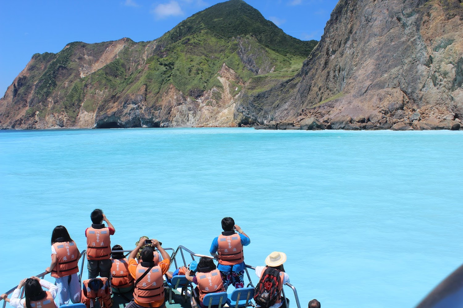 遊客穿著救生衣在船上欣賞龜山島海景