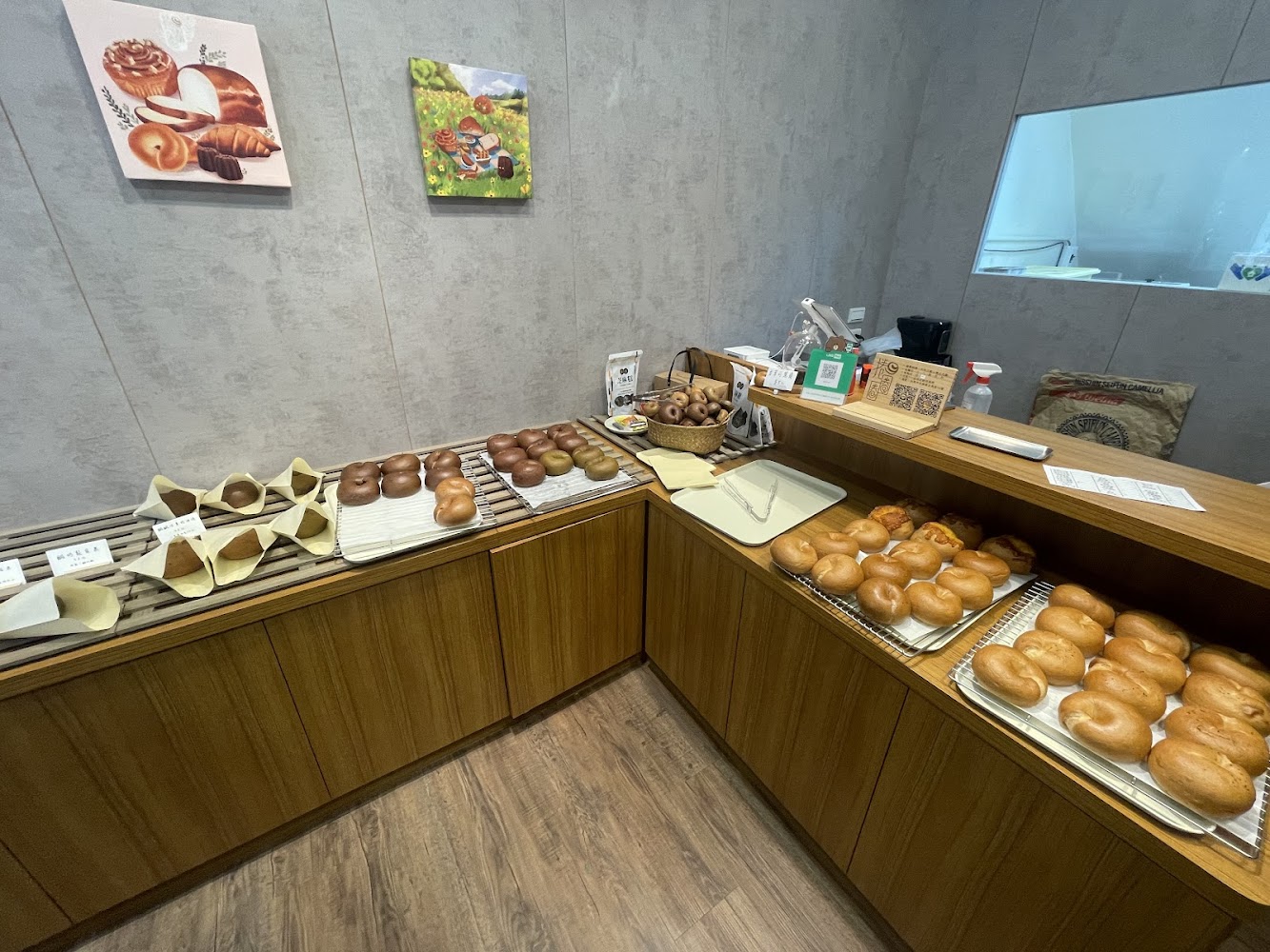 捲圈圈烘焙店內自助取餐區