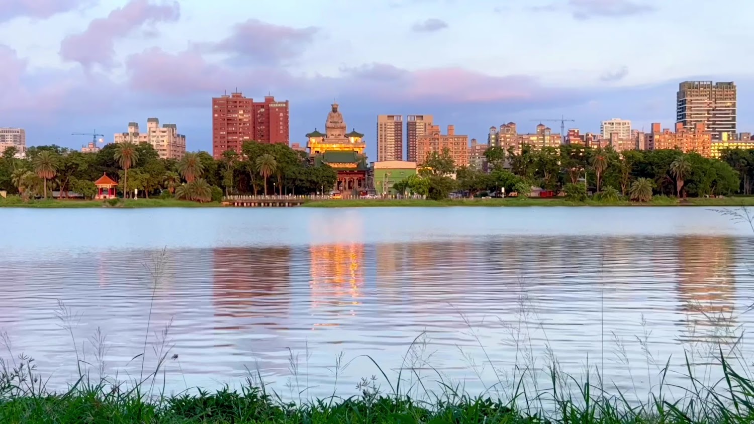 蓮池潭湖景與遠方廟宇高樓映景
