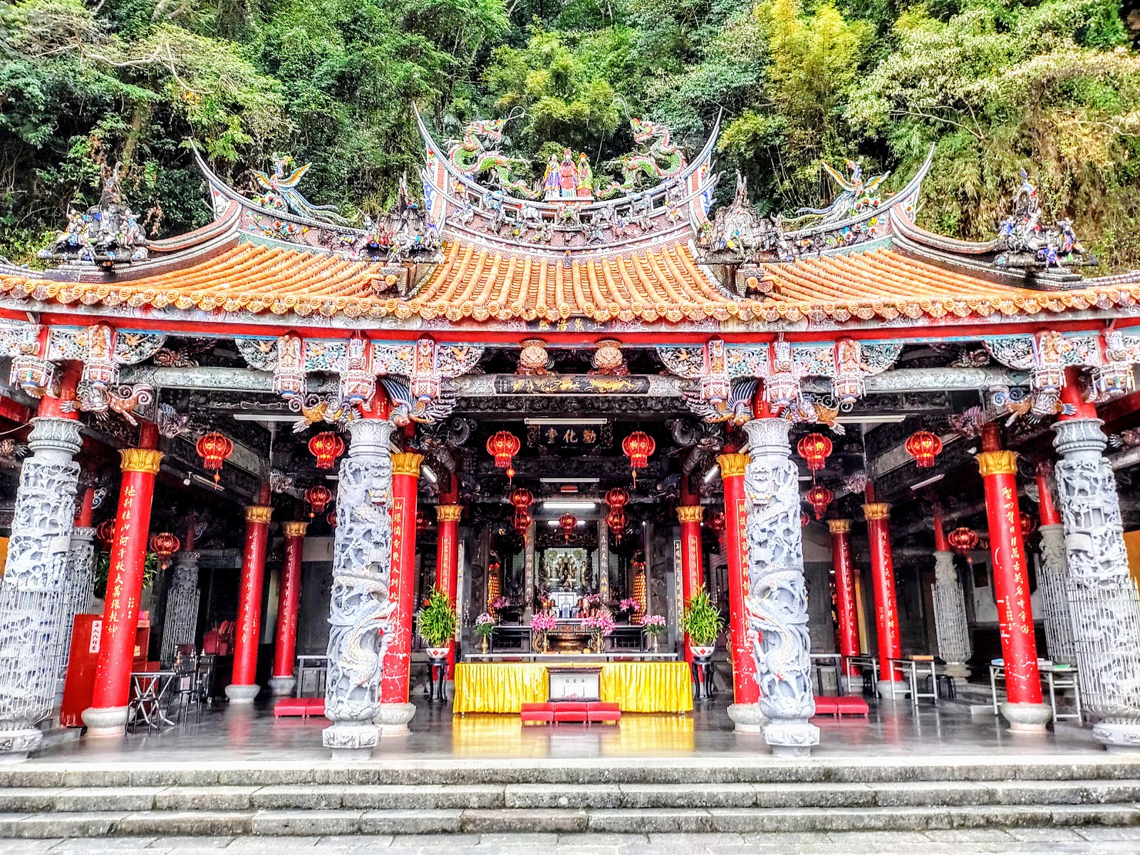 獅頭山勸化堂主殿龍柱與紅燈籠,傳統廟宇精緻雕刻