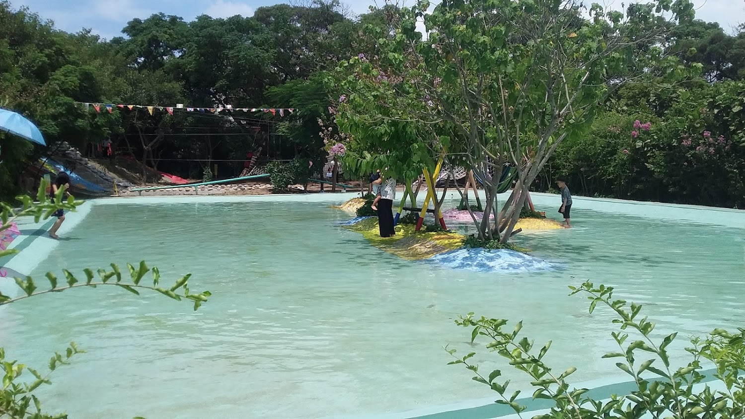 台灣地景花園淺水池樹下吊床戲水景象