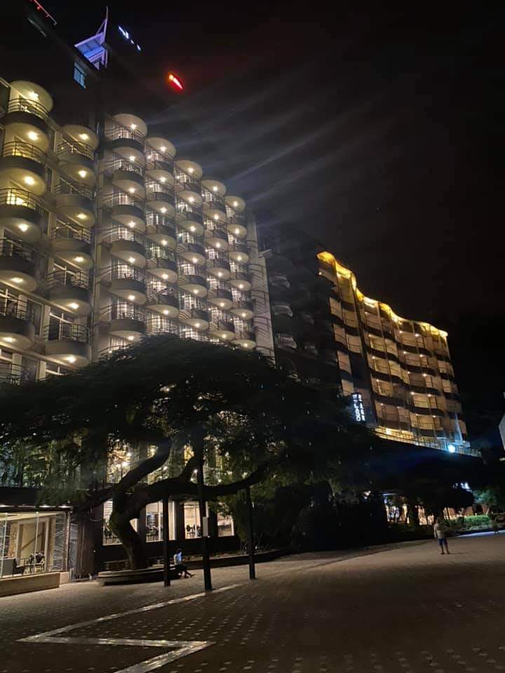 夜晚燈光明亮的高樓建築與廣場