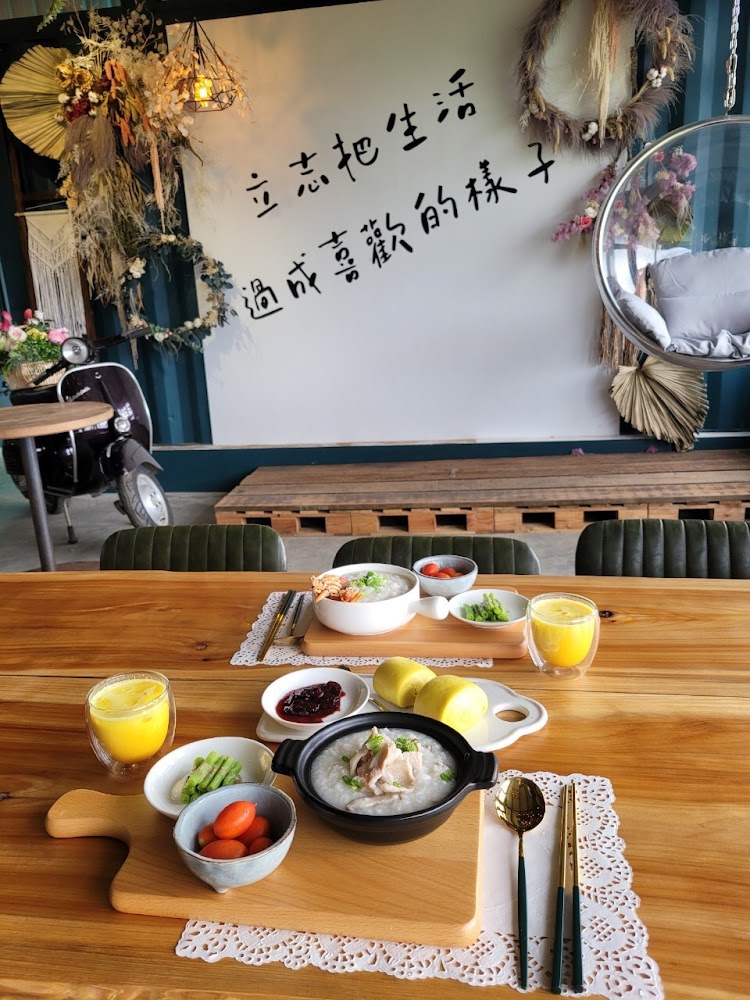 豐盛早午餐擺盤與溫馨用餐空間