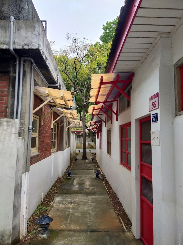 狹窄小巷與紅磚白牆建築