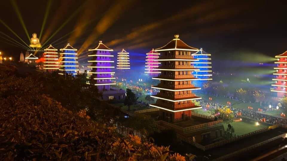 夜晚宗教建築燈光秀