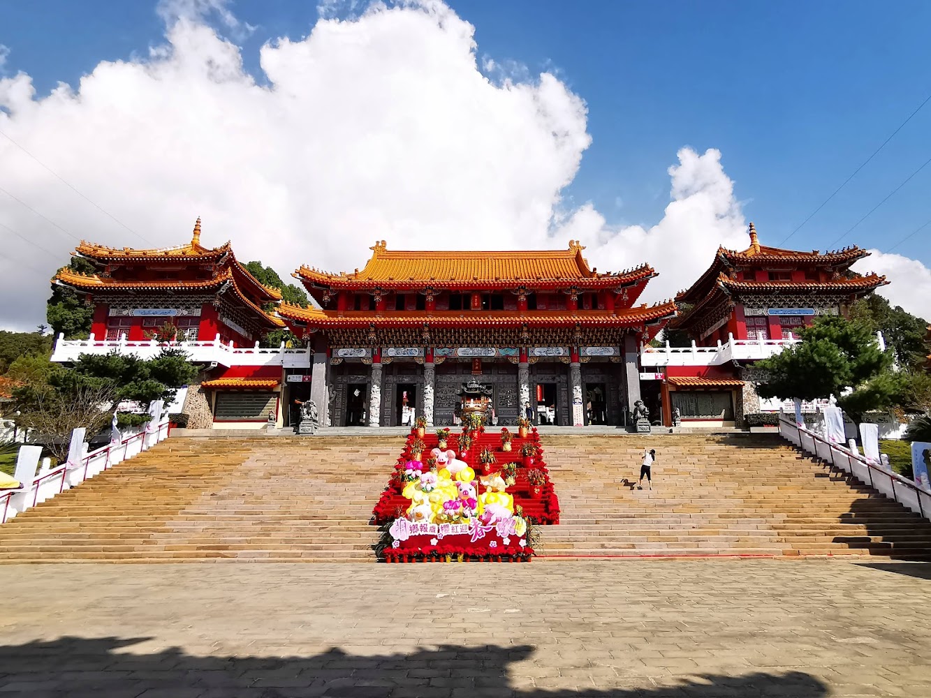 華麗中國傳統廟宇建築正面階梯與花卉裝飾