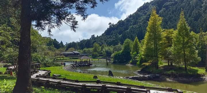 湖泊木棧道與涼亭