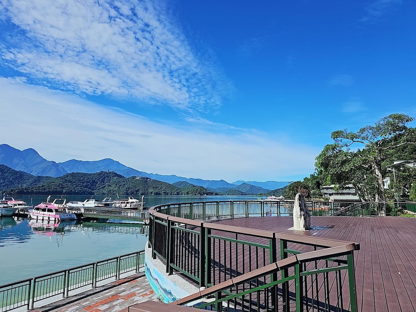湖邊碼頭多艘遊艇停靠與木平台觀景區