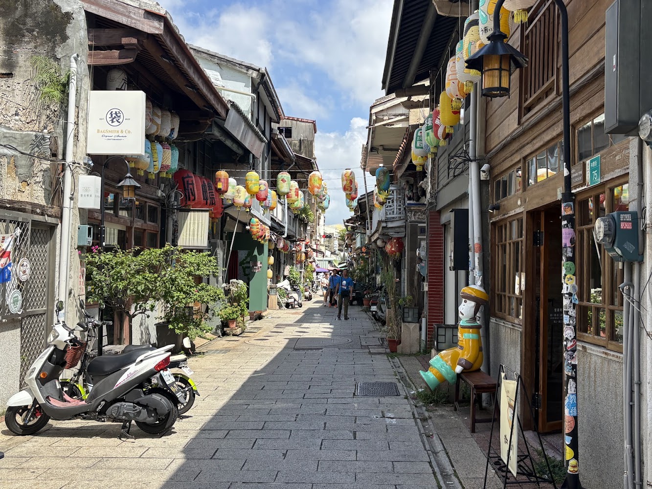 神農街復古街景與高掛燈籠