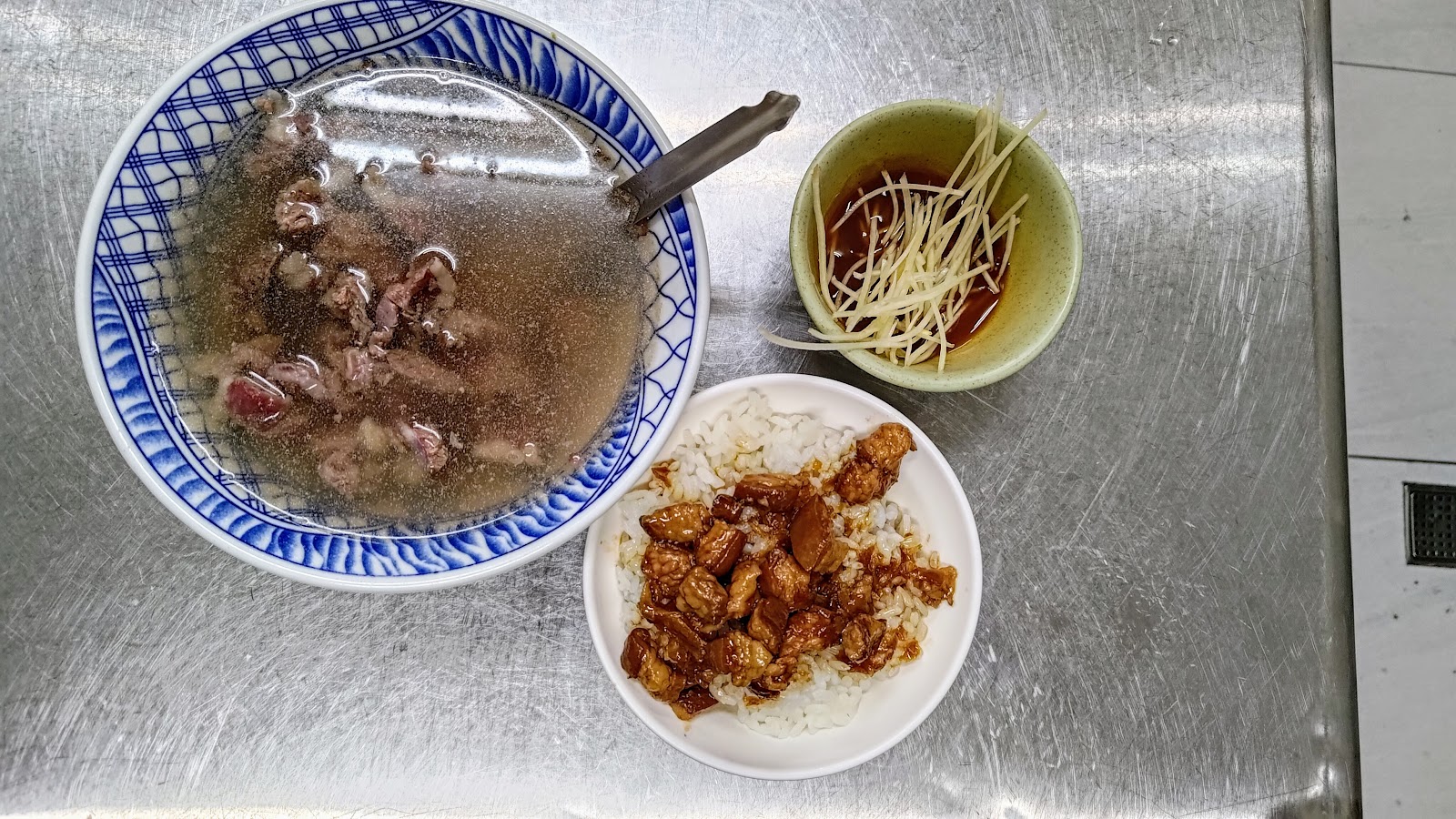 石精臼牛肉湯 青花瓷碗 牛肉湯 肉燥飯 薑絲 台南小吃