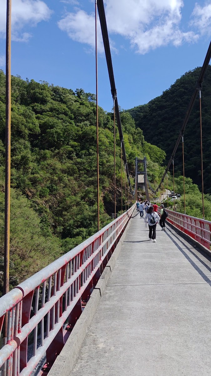老七佳吊橋橋面視角,前方遊客漫步,紅色欄杆兩側,屏東春日鄉旅遊