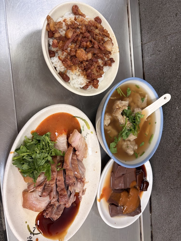 金龍肉焿魯肉飯與小菜組合