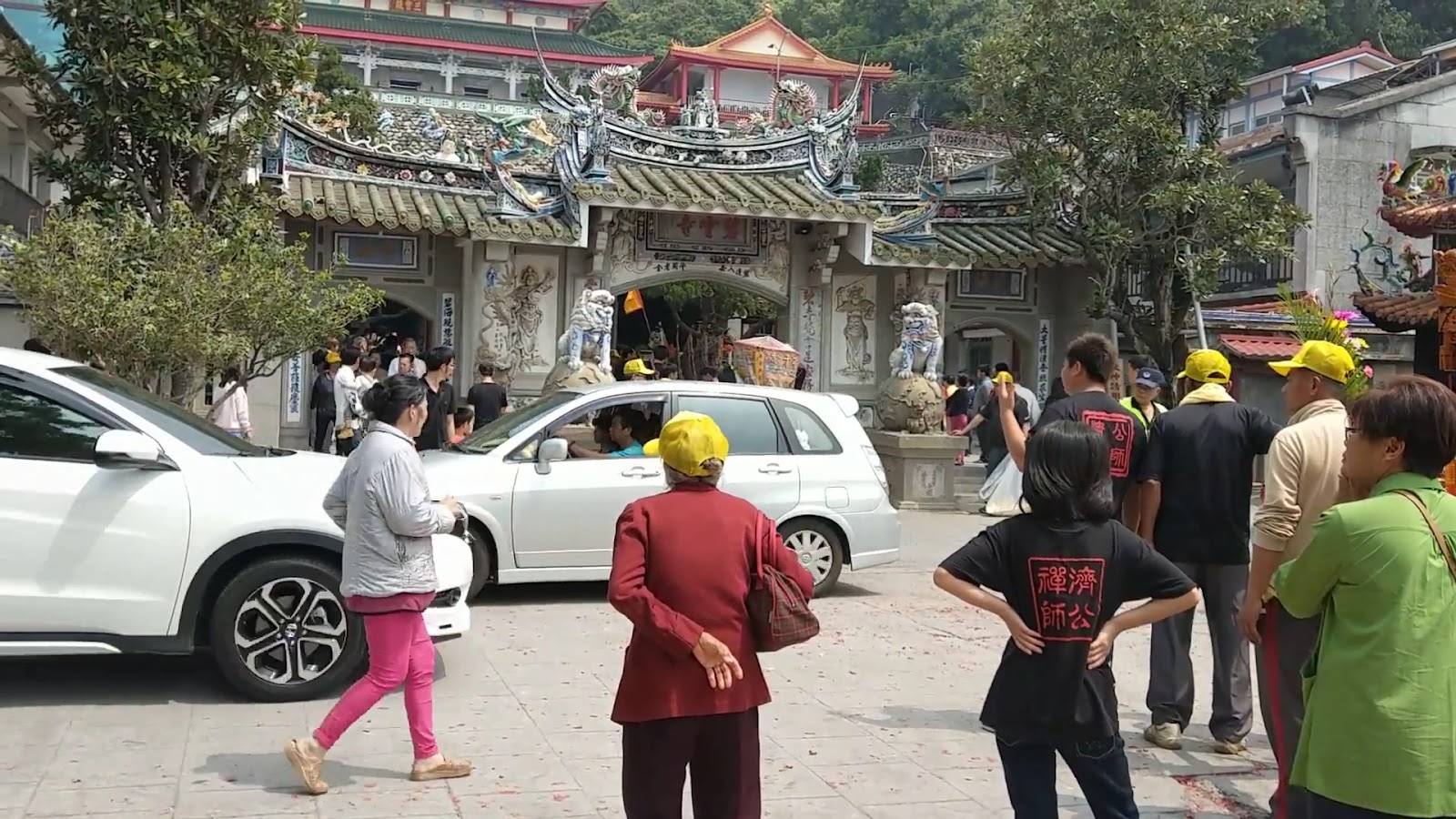 台南白河火山碧雲寺廟埕香客人潮，進香團參拜