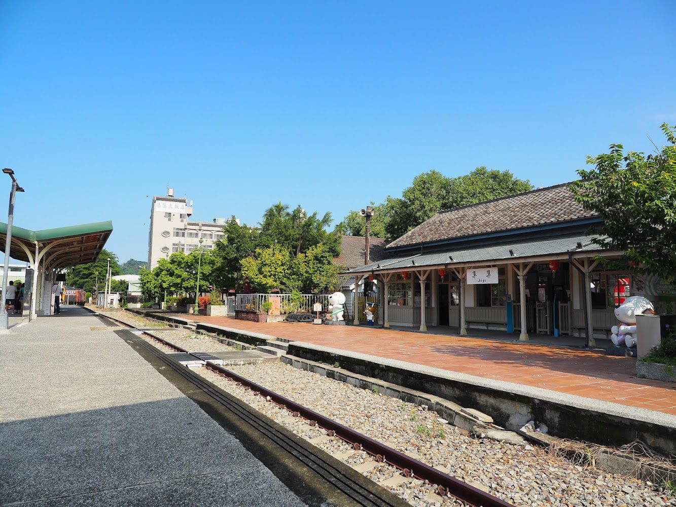 集集車站月台鐵軌與日式建築本體