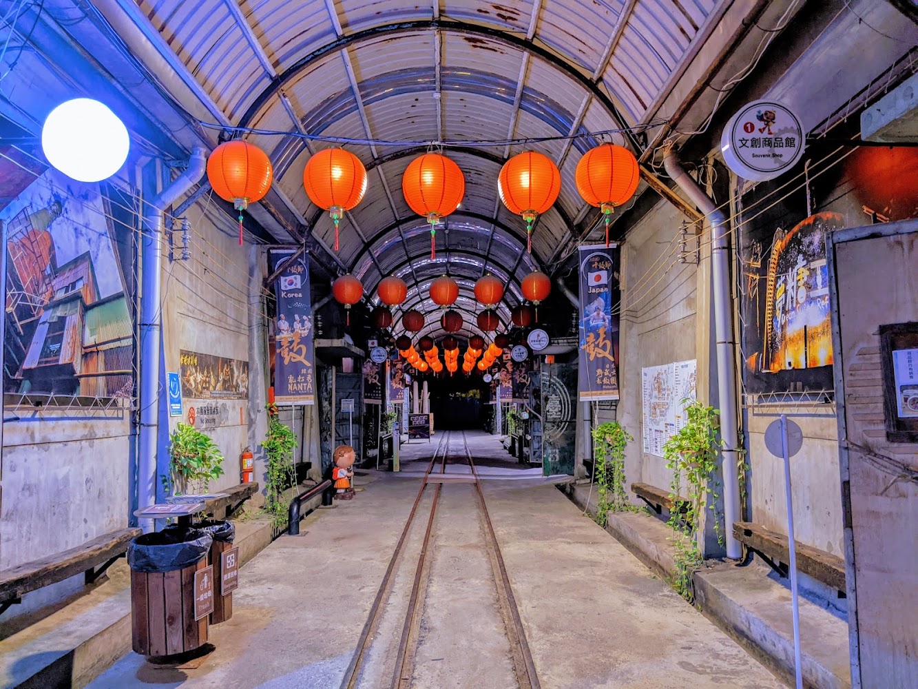 十鼓文創園區紅燈籠拱形通道與鐵道