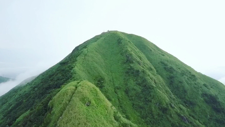 雲霧環繞的基隆山山脊